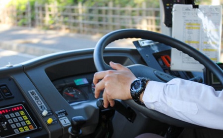 スクールバス事故での子供の危険性を回避するために、GPS追跡は必要か？